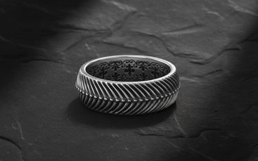 925 sterling silver herringbone ring with chevron pattern displayed on textured black slate surface