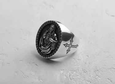 Angled side view of the men's Sacred Heart Jesus ring, highlighting the engraved cross symbol on the 925 silver band.