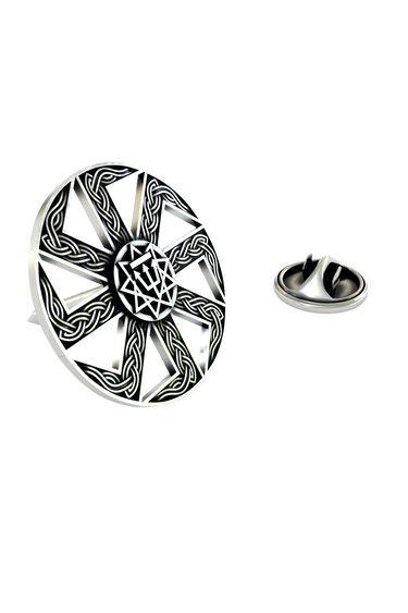 Close-up detail of the beautiful, endless Celtic knots on the Celtic Lapel Pin, showing the fine craftsmanship.

