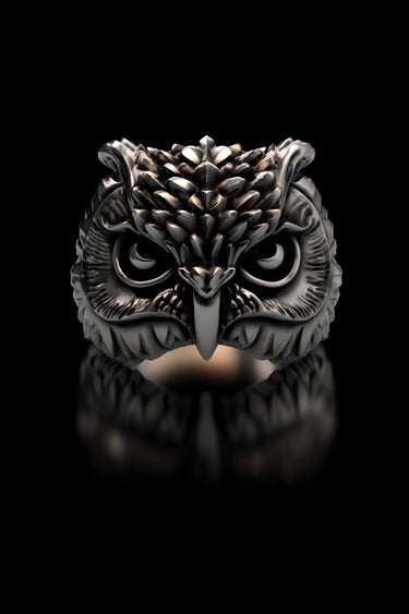 High-detail studio render of the silver owl ring on a black reflective surface, showcasing its piercing eyes and oxidized finish.