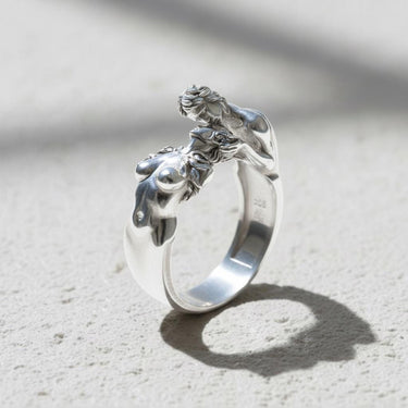 Artistic Silver Lovers Kiss Ring from a three-quarter view, revealing the oxidized finish and the 925 stamp inside.