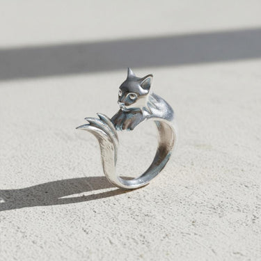 Side profile of the 925 sterling silver cat ring, highlighting the detailed craftsmanship of the wrapping band.