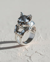 Detailed front view of a 925 sterling silver cat ring, highlighting the polished finish and artistic whisker details.