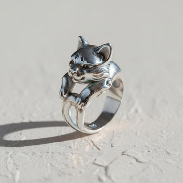 Detailed front view of a 925 sterling silver cat ring, highlighting the polished finish and artistic whisker details.