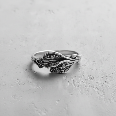 Handcrafted 925 sterling silver leaf ring featuring detailed vein texture and overlapping design on grey background