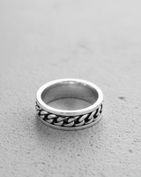 925 sterling silver curb chain ring featuring a spinning chain inlay on a polished band background