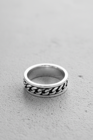 925 sterling silver curb chain ring featuring a spinning chain inlay on a polished band background